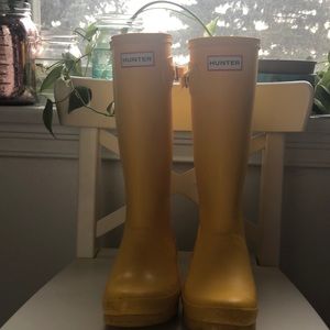 Happy yellow mid-length hunter rain boots!